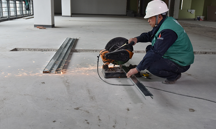 上海辦公室裝修施工現(xiàn)場(chǎng):鋼材切割 上海辦公室裝修施工現(xiàn)場(chǎng):鋼材切割