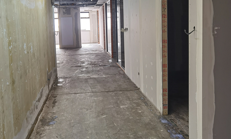 上海辦公室裝修公司現場PVC地膠界面施工管理4