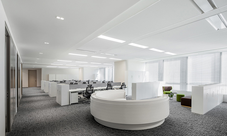 開放式辦公區(qū)長(zhǎng)條桌布局