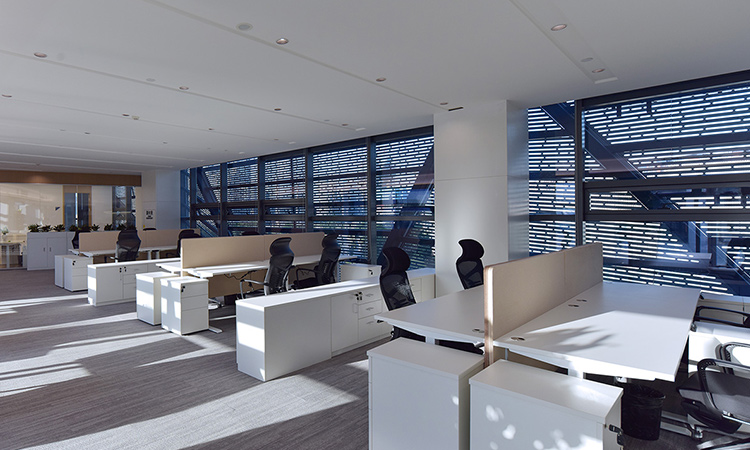 無隔斷員工辦公區(qū)