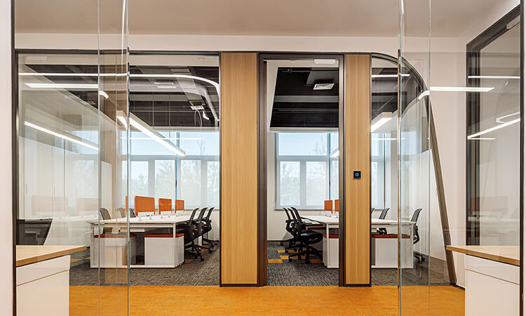 小型園區(qū)玻璃隔斷辦公室 小型園區(qū)玻璃隔斷辦公室